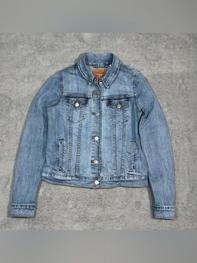 Levis Denim Trucker Jacket Womens M Blue Light Wash Classic Casual Jean Grunge